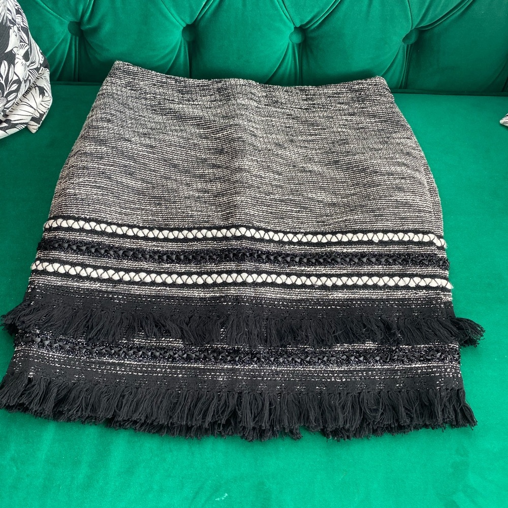 Black and white skirt so chic!!!